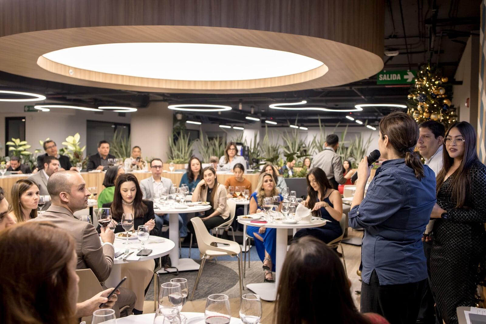 Chef presentando el menú ante los invitados de un evento corporativo