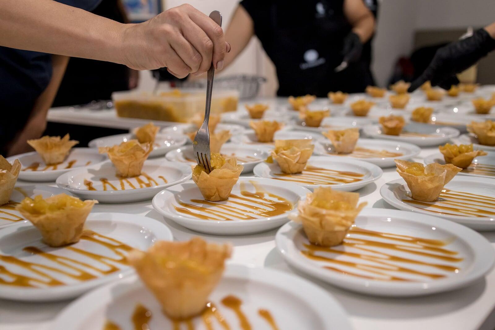 Canastas de filo con salsa de caramelo montadas en platos individuales